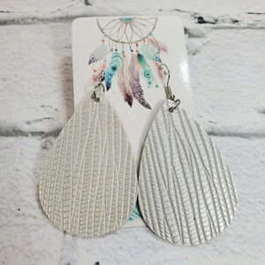 Silver Metallic Textured Faux Leather Dangle Chic Lightweight Earrings 1g8